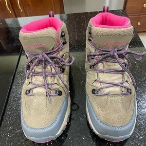 BEARPAW  Women’s Size 9 ankle high hiking boots